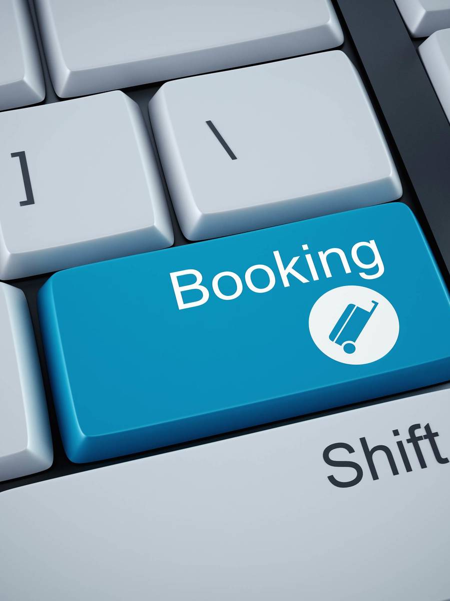 Rendering 3D della parola booking su una tastiera