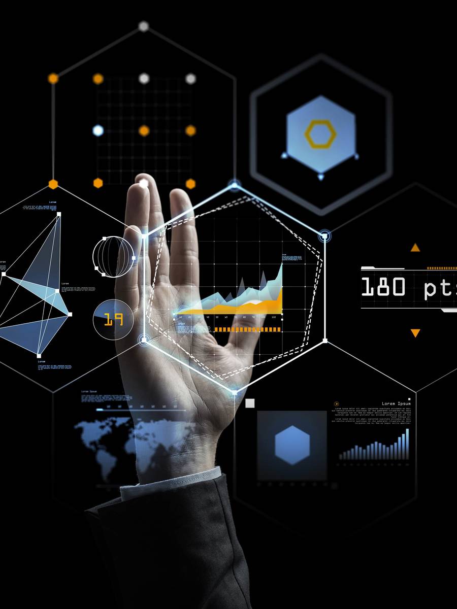 Mano che solleva grafici virtuali su sfondo scuro